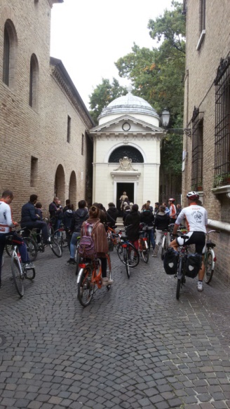 In bici di fronte alla Tomba di Dante